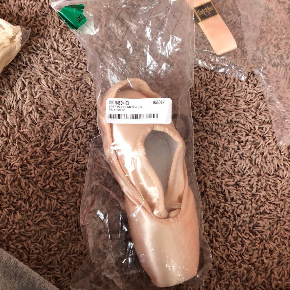 Pointe shoes - Picture 3 of 5